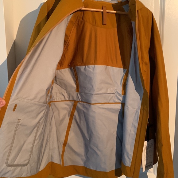 Women's lululemon The Rain Is Calling Jacket II - Size 12 - Gold/Yellow NWT - Picture 5 of 6